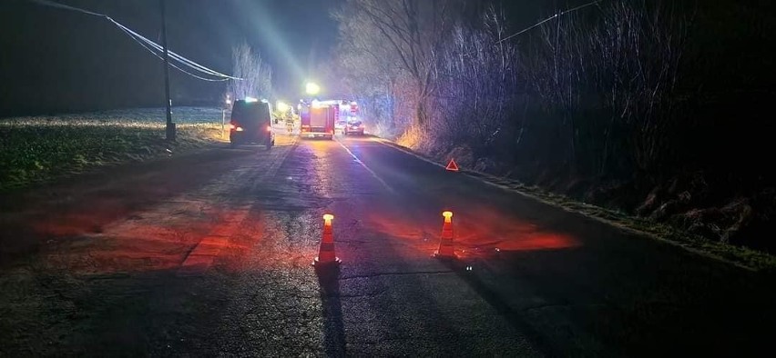 Klimontów. Czołowe zderzenie dwóch samochodów osobowych pod kościołem