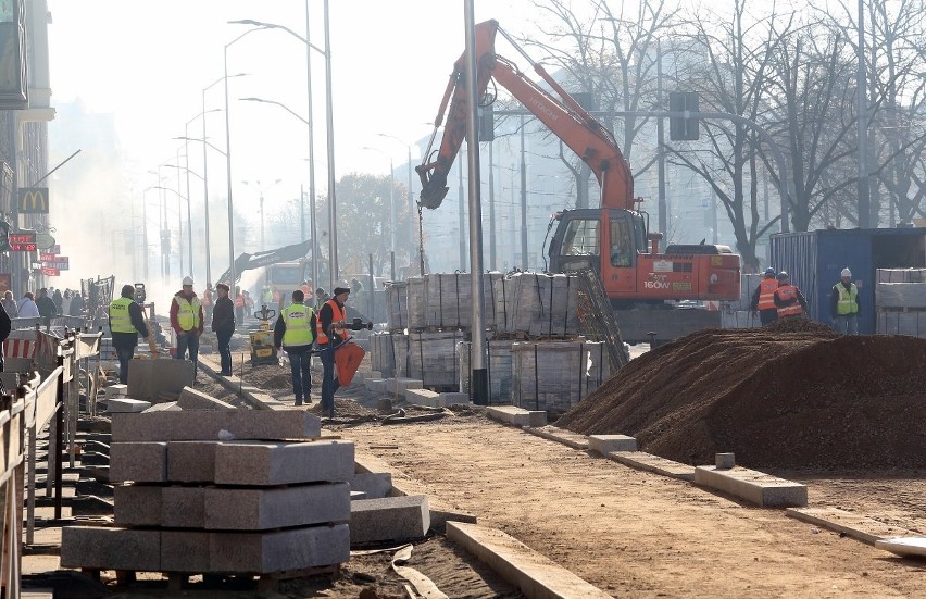 Nieoficjalnie: znów poślizg przy remoncie alei Niepodległości [wideo]