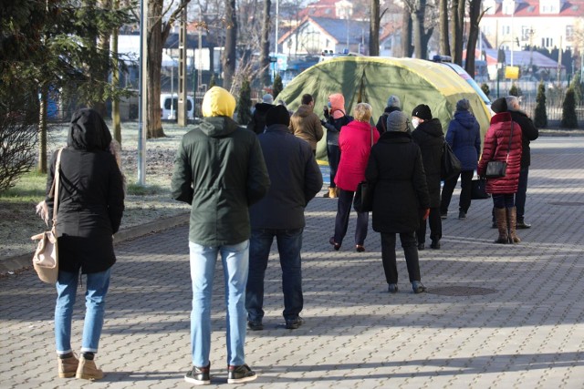 Od samego rana we wtorek 12 stycznia na wymaz w punkcie zlokalizowanym w namiocie drive-thru przed Zespołem Szkół Specjalnych nr 6 przy ul. Tadeusza Ptaszyckiego w Krakowie ustawił się sznur nauczycieli.