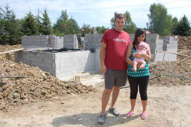 Sylwia i Marcin Madejowie z trzymiesięczną Amelką. W tle budowany jest ich nowy, wyczekiwany dom
