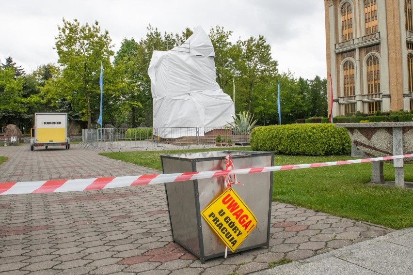 Pomnik jeszcze przed usunięciem, ale już zasłonięty.