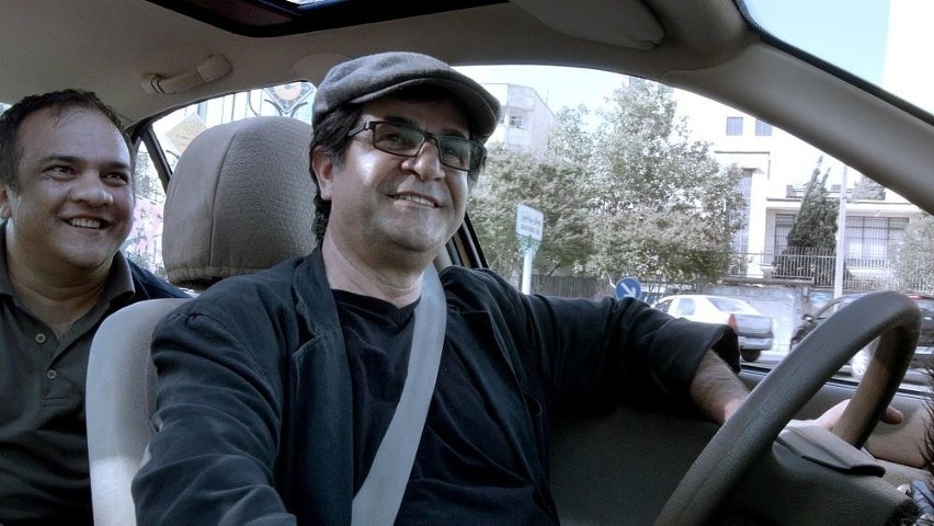 Akcja filmu dzieje się w Teheranie. Reżyser Jafar Panahi...
