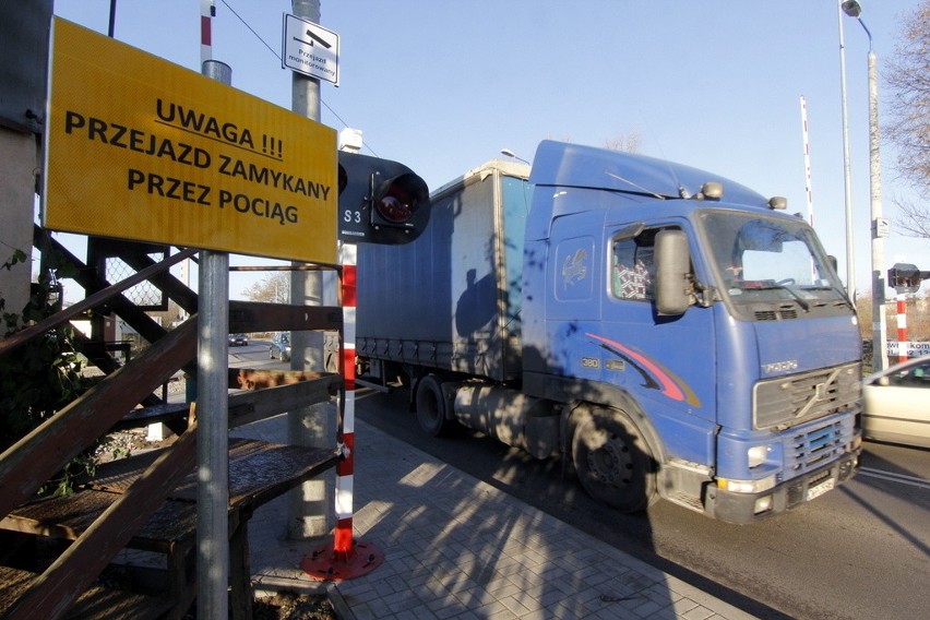 Wrocław, kierowcy łamią przepisy na przejazdach kolejowych