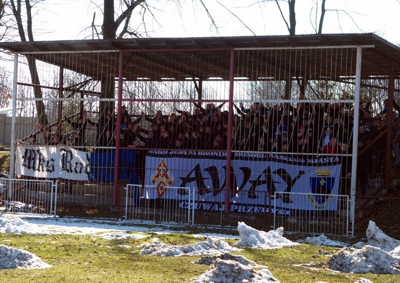 Orzeł Przeworsk (czerwone stroje) pokonał MKS Radymno