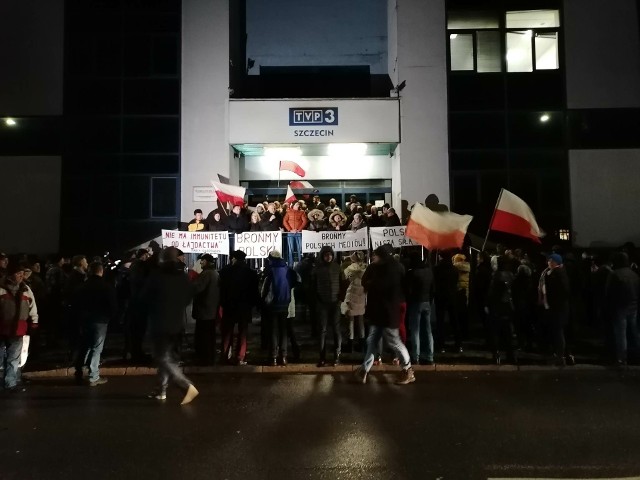 O godz. 18.00 przed siedzibą TVP3 Szczecin pojawiło się około 40 osób.