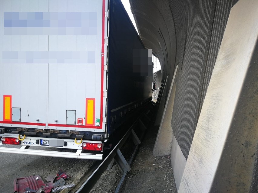 Ciężarówka wbiła się w bariery na AOW (ZDJĘCIA)