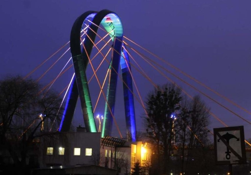Most na Trasie Uniwersyteckiej podświetlony w geście...