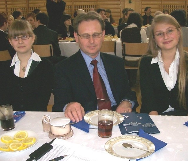 Jan Antoniak jako jeden z 69 zaproszonych rodziców zdolnych uczniów, mógł być dumny ze swoich dwóch córek (z lewej) Aleksandra z klasy I a i Michalina z klasy III a.