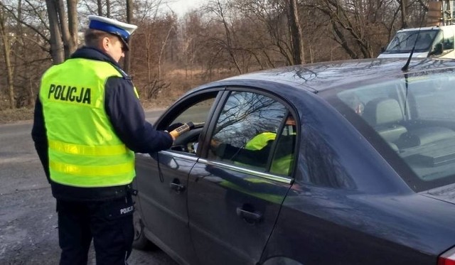 Kierowca wydmuchał promil. Zdjęcie poglądowe