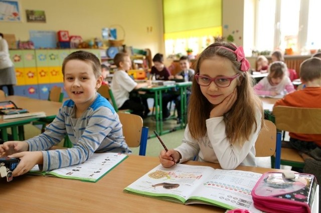 W szkole jest fajnie - przekonuje Kamila Głuchowska, pierwszoklasistka z SP 12. W tej placówce i innych w mieście na nowy rok szkolny trzeba zwiększyć liczbę klas pierwszych, aby pomieścić dzieci.