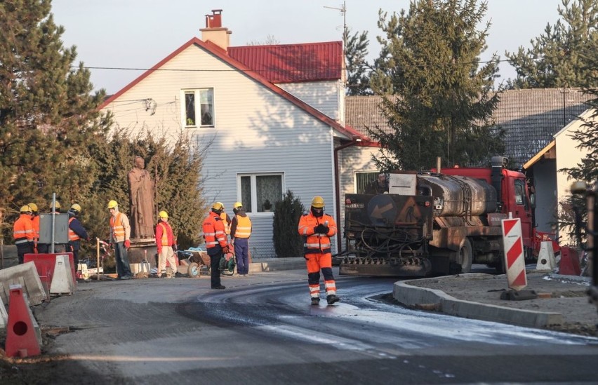 Od rana wylewają asfalt na ul. Jana Pawła II w Rzeszowie. Droga nieprzejezdna [WIDEO]