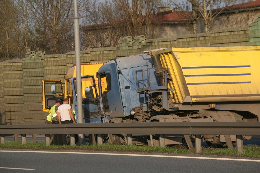 Katowice: Tir blokował jezdnię na al. Roździeńskiego