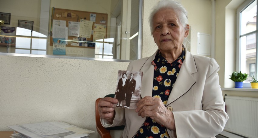 80-letnia Bronisława Mokrzycka ze zdjęciem rodziców -...
