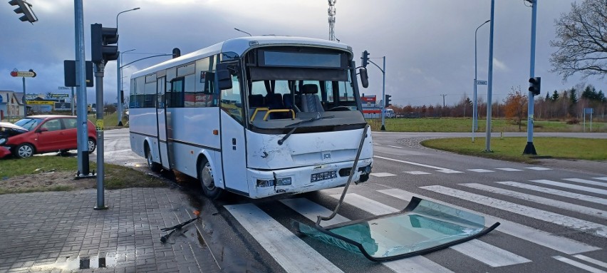 Wypadek na obwodnicy Człuchowa - samochód osobowy zderzył się z autobusem, jedna osoba została ranna!