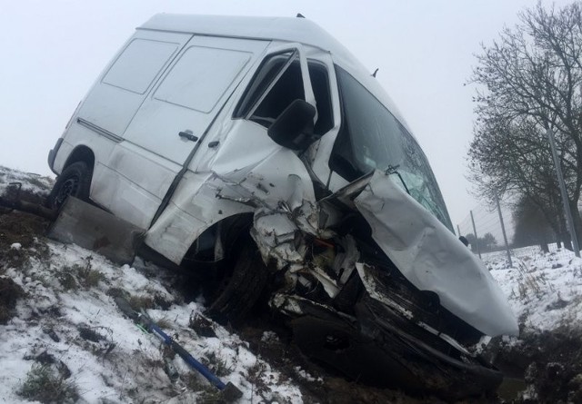 Bus wypadł z drogi w niedzielę, 22 stycznia. Stało się to na S3 pod Sulechowem. Bus wypadł z trasy i roztrzaskał się o pobocze.Kolizja wydarzyła się w niedzielę, 22 stycznia. Kierowca busa jechał w kierunku Zielonej Góry. Na S3 pod Sulechowem wpadł w poślizg i wyleciał  z drogi. Samochód bardzo mocno rozbił przód. Wystrzelił poduszki powietrzne. Na szczęście nikomu nic się nie stało, mimo groźnie wyglądającego zdarzenia.Kierowca busa sam wezwał pomoc drogową. – Policjanci zabezpieczyli droga na czas wyciągania samochodu z pobocza – mówi st. sierż. Kamila Wydrych z zespołu prasowego zielonogórskiej policji. Zobacz również: Koniec dobrej passy. Po raz pierwszy od 5 lat policja zanotowała wzrost liczby wypadków i ofiar śmiertelnych