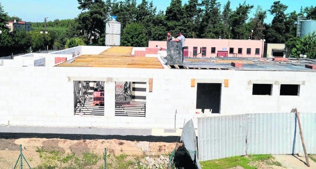 Ośrodek zdrowia „rośnie” przy ulicy Batalionów Chłopskich w Ciepielowie. Wykonawcą inwestycji, jest Przedsiębiorstwo Wielobranżowe Unibud Zygmunt Wojdat z Jedlni Letnisko.