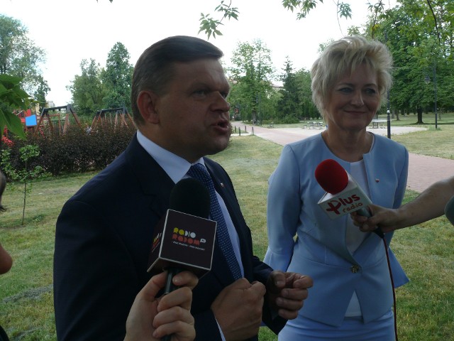 Wiceminister obrony Wojciech Skurkiewicz i kurator oświaty Aurelia Michałowska.