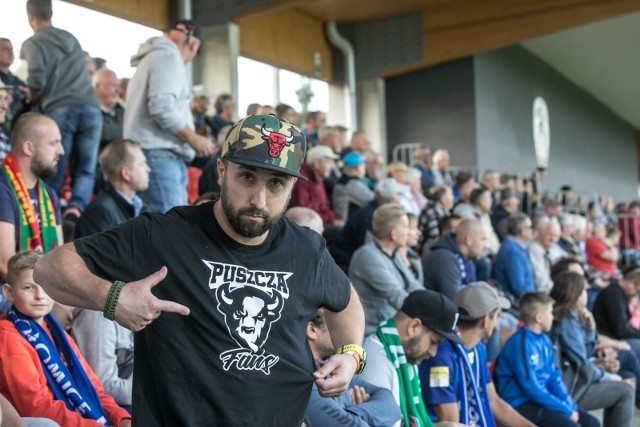 Puszcza Niepołomice - Podbeskidzie Bielsko-Biała. Kibice na stadionie w Niepołomicach