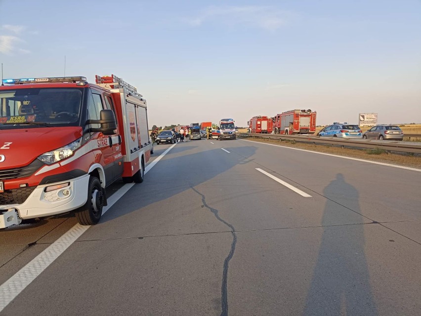 Wypadek na autostradzie A4 pod Wrocławiem. Zderzyły się 3 samochody, dwie osoby zostały ranne [ZDJĘCIA]