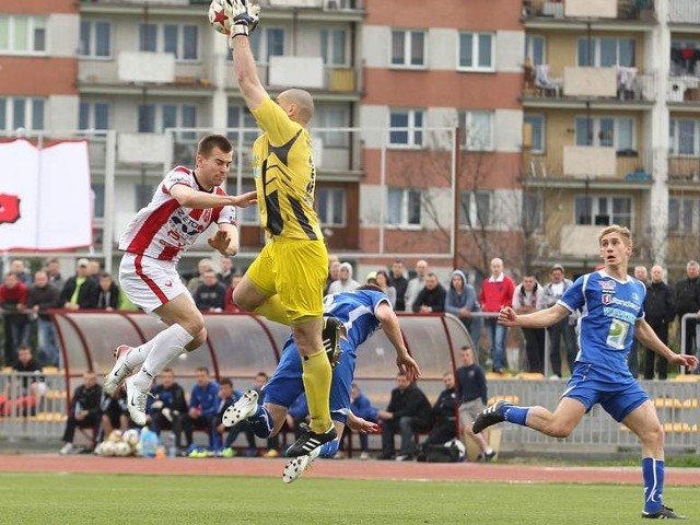 Tomasz Wietecha był najlepszy w szeregach Stali. Nz. "Balon" uprzedza Dariusza Kantora.