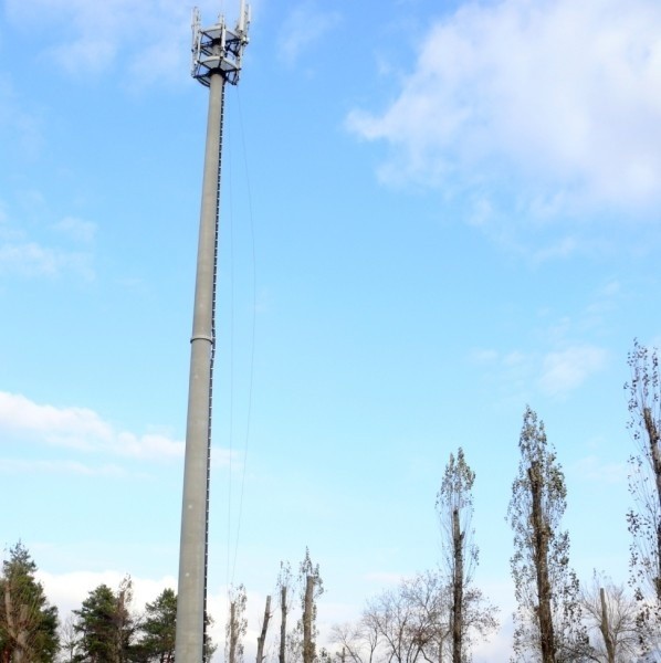 Maszt telefonii komórkowej na stadionie. Czy teraz za jego przebadania zapłaci radny?