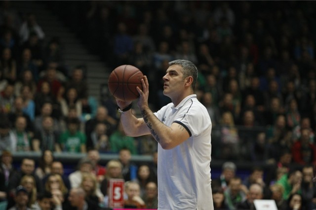 Maciej Zieliński, były koszykarz Śląska Wrocław, wielokrotny mistrz Polski, były poseł i radny z ramienia Platformy Obywatelskiej.1. Najbardziej bym chciał, aby mistrzem Europy była Hiszpania. Nie wyszedł im co prawda ostatni sparing przed mistrzostwami z Gruzją (przegrana 0:1 – dop. RB), ale to wciąż jeden z faworytów imprezy. 2. Królem strzelców zostanie Robert Lewandowski. Myślę, że strzeli siedem bramek. Zobaczymy, czy to wystarczy (śmiech). 3. Planem minimum dla naszej reprezentacji jest wyjście z grupy i myślę, że to się uda. Potem już będzie dużo trudniej. 4. Chciałbym, żeby największą niespodzianką Euro była Polska. Trudno jednak przewidzieć, jak podopieczni Adama Nawałki zaprezentują się we Francji. Wierzę jednak w naszą kadrę. 5. Bardzo trudne przewidzieć, kto będzie największą gwiazdą. Postawię jednak na któregoś z Polaków. Może Lewandowski?