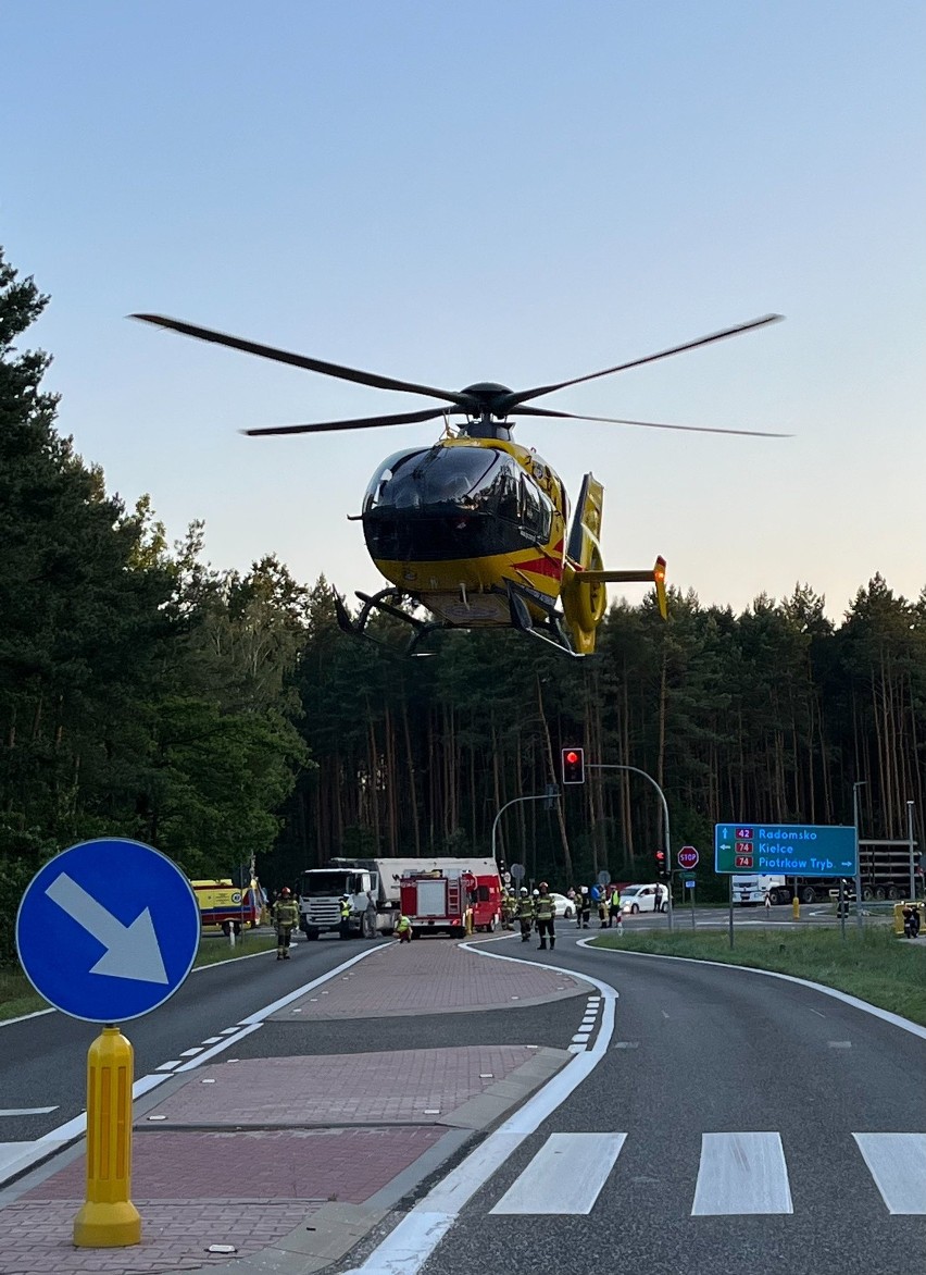 Wypadek w Rudzie Malenieckiej. Ciężarówka zderzyła się z osobówką. Jedna osoba jest ranna