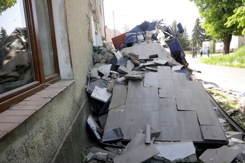 Groźny wypadek w Mściwojowie pod Jaworem, po kolizji z autem...