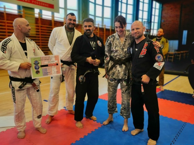 Sara Jóźwiak z mistrzem Ricardo Cavalcanti (obok siebie z lewej) i swoim tatą oraz trenerem Pawłem Jóźwiakiem