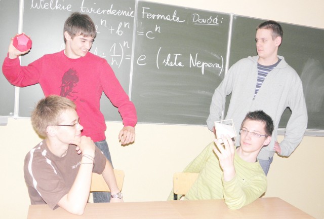 Robertowi, Oskarowi (stoją) oraz Łukaszowi i Marcinowi, mimo ścisłych zainteresowań, humory dopisują