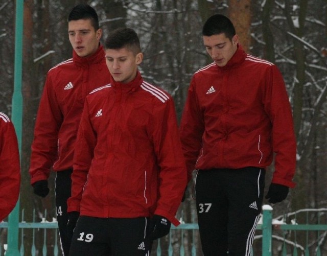Wszystko wskazuje na to, że we wtorek Korona podpisze kontrakty z  Ivanem Markoviciem (z lewej), Dawidem Szwargą (w środku) i Vanją Markoviciem (z prawej).