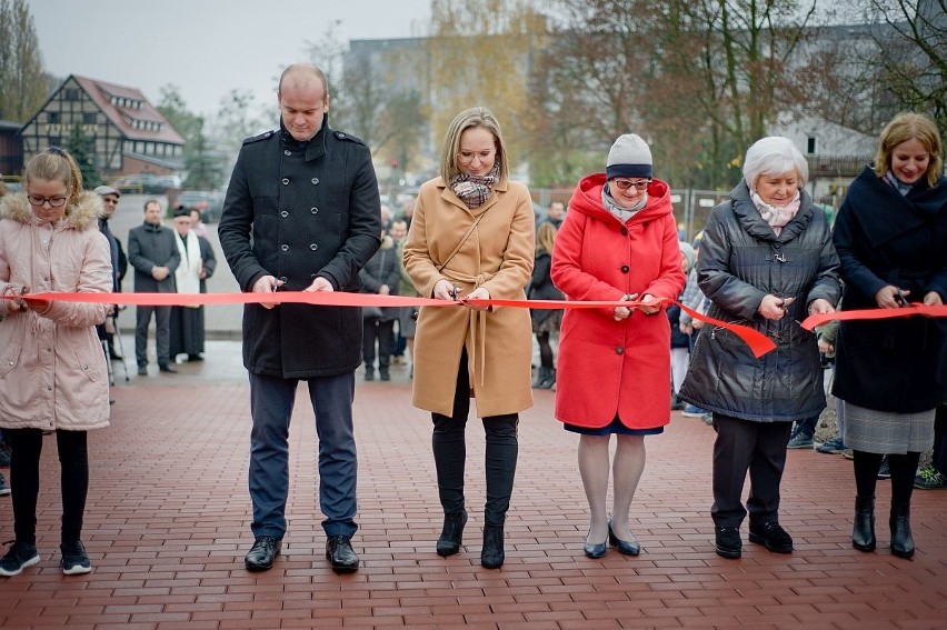 Podczas przemówień na otwarcie boisk przy SP nr 5...