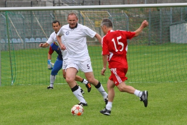 Roman Wójcicki stara się zablokować uderzenie Krzysztofa Joba. W tle Wojciech Szeląg.