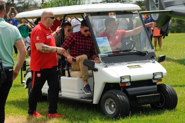 W czwartek przed godz. 13 do Arłamowa z Rzeszowa, przyleciał Robert Lewandowski, Łukasz Piszczek i Maciej Rybus. Piłkarzy witał tłum kibiców. Niestety, zawodnicy nie rozdawali autografów i szybko odjechali do hotelu.