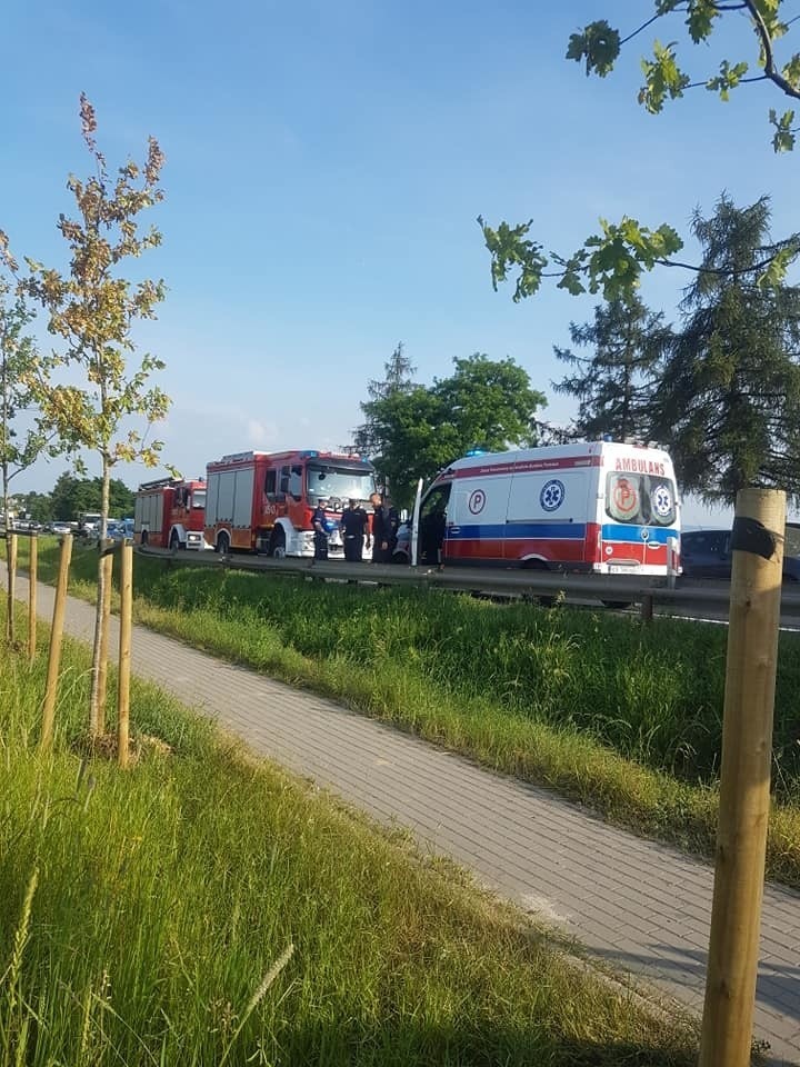 Wypadek na DK94 w Wielkiej Wsi. Dachował samochód. Dwie osoby ranne [ZDJĘCIA]