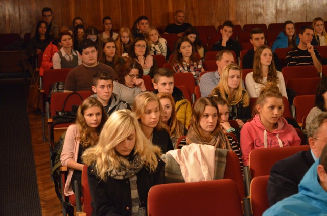 Sala MOK służy jako miejsce przedstawień, koncertów, seansów filmowych i spotkań. Po remoncie zyska m.in. klimatyzację