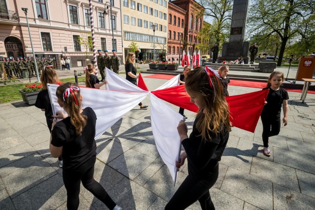 Tak wyglądały ubiegłoroczne obchody Dnia Flagi na placu Wolności.