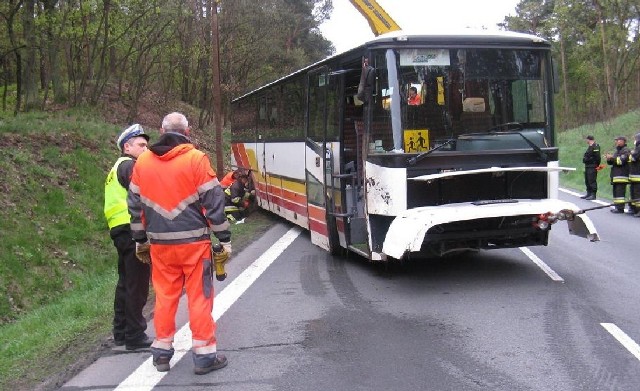 Autokar został przetransportowany na policyjny parking, gdzie będzie poddany szczegółowym oględzinom.