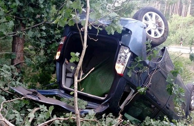 Do wypadku doszło w sobotę, 16 czerwca, na drodze koło Lubniewic. Fiat wypadł z drogi i dachując uderzył w drzewa.Kierująca wracała autem, które właśnie kupiła. Z niewyjaśnionych jeszcze przyczyn wypadła z drogi i dachując rozbiła się o drzewa. Rannej pomogły przypadkowe osoby. Z zawodów wracali zawodnicy Team Baryła i widząc wypadek, zatrzymali się, aby pomóc kobiecie. Na miejsce została wezwana policja i pogotowie ratunkowe.Zobacz wideo: Gorzów. Spowodował kolizję, uciekał kradzionym samochodem. Został zatrzymany