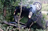 Poważny wypadek. Fiat roztrzaskał się o drzewa koło Lubniewic. Kobieta, która prowadziła, właśnie kupiła to auto [ZDJĘCIA]