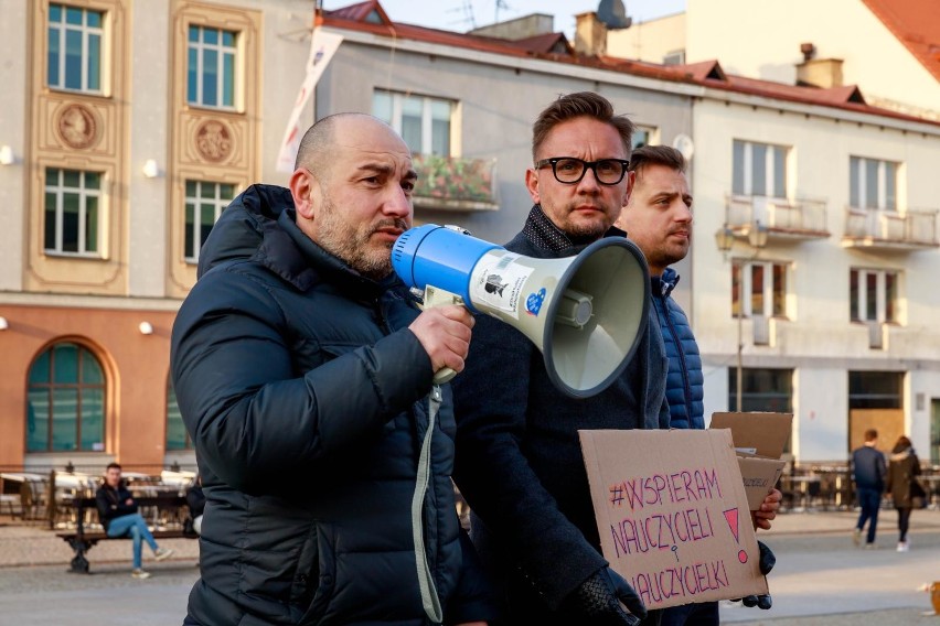 Białystok. Ogólnopolski Strajk Nauczycieli. Prezydent Truskolaski deklaruje, że strajkujący nauczyciele dostaną pieniądze [ZDJĘCIA]