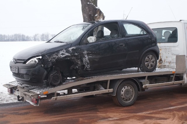 Rano, 15 stycznia, w Rożniatach na drodze wojewódzkiej nr 412 doszło do kolizji z udziałem auta osobowego i tira. W ciężarówce pękł zbiornik, z którego na jezdnię wylewało się paliwo