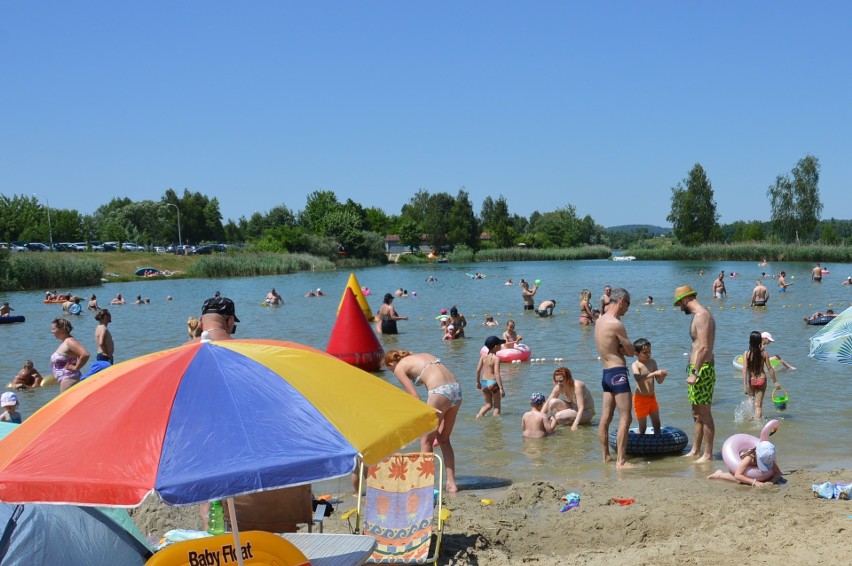 Budzyń, Cholerzyn. Żar leje się z nieba i kąpielisko jest oblegane. Likom o tydzień wcześniej zatrudnił ratowników