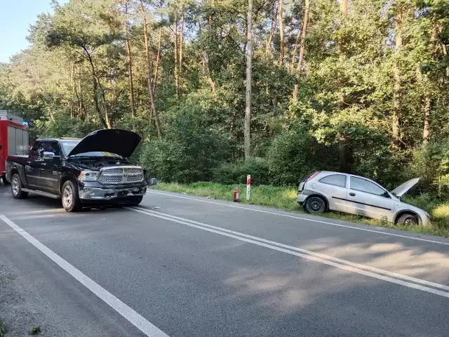 Na DK 73 zderzyły się samochody marki RAM i Opel. Ranna została jedna osoba