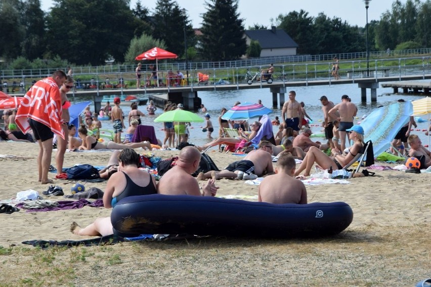 Tłumy ludzi wypoczywały w sobotę, 22 sierpnia nad zalewem w...