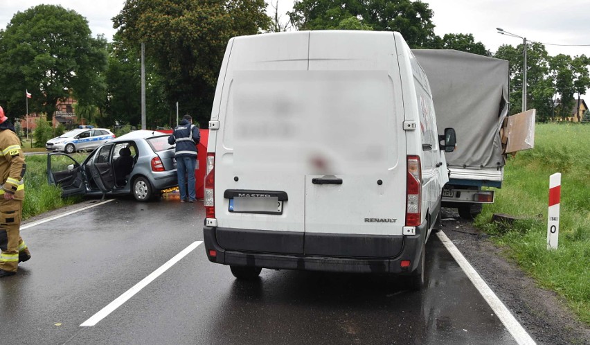 Tragiczny wypadek k. Malborka! W Dębinie zderzyły się trzy samochody, zginęły dwie osoby [ZDJĘCIA]