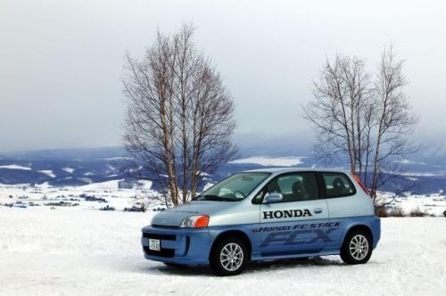 Fot. Honda: Honda FCX – 4-osobowy pojazd z napędem...