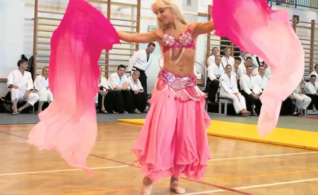 Agnieszka Świeczkowska często występuje na pokazach. Jest zapraszana na występy i pokazy. Na zdjęciu: pokaz tańca podczas spotkania jubileuszowego Włocławskiej Akademii Aikido.