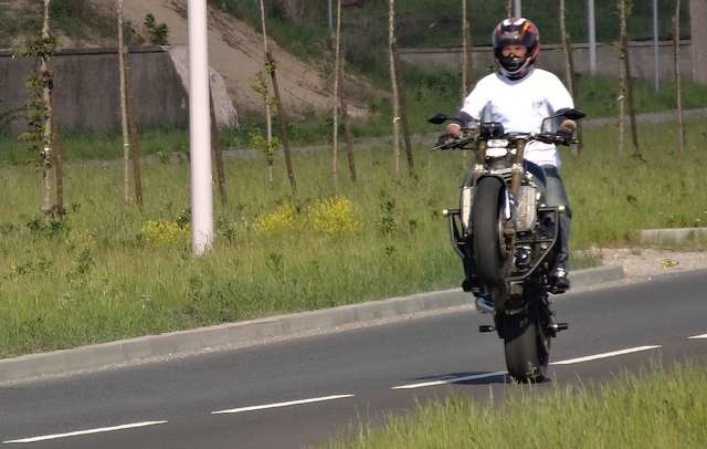Park Przemysłowy motocyklista na jednym koleWyścigi hałas Park Przemysłowy