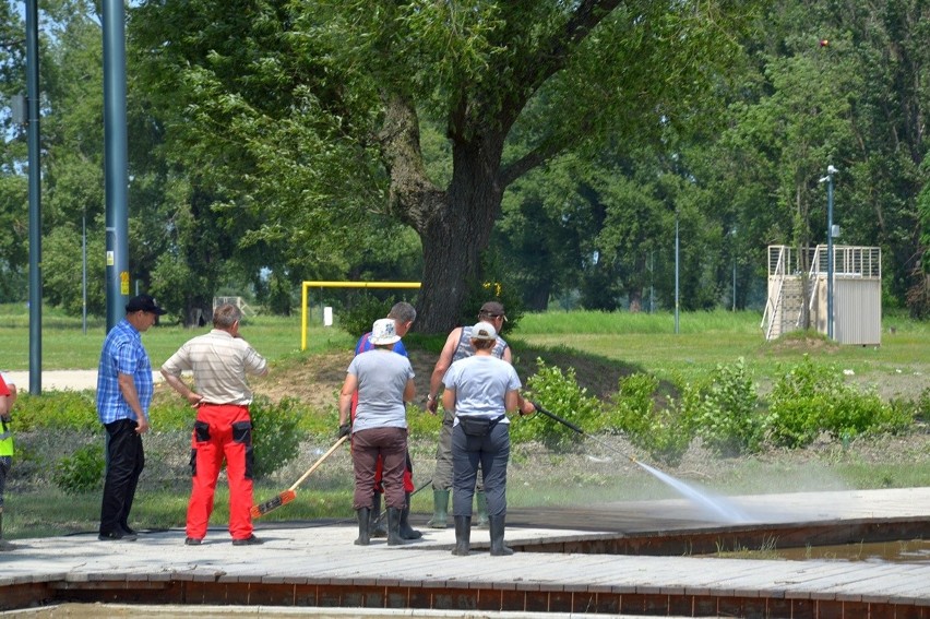 Stalowa Wola. Woda w Sanie opada, ruszyło sprzątanie błoni i usuwanie mułu [FOTO]